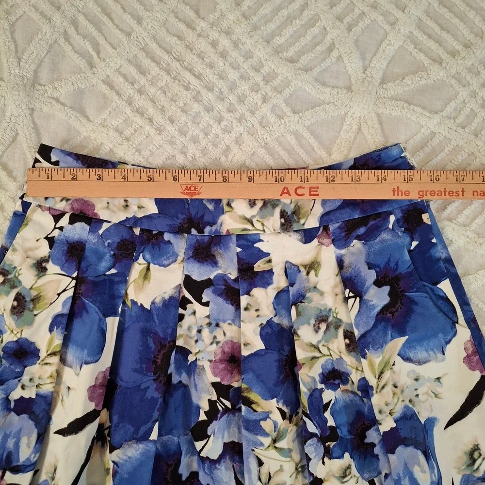 White House Black Market Women's Size 8 Floral Pleated Skirt Blue White Pockets